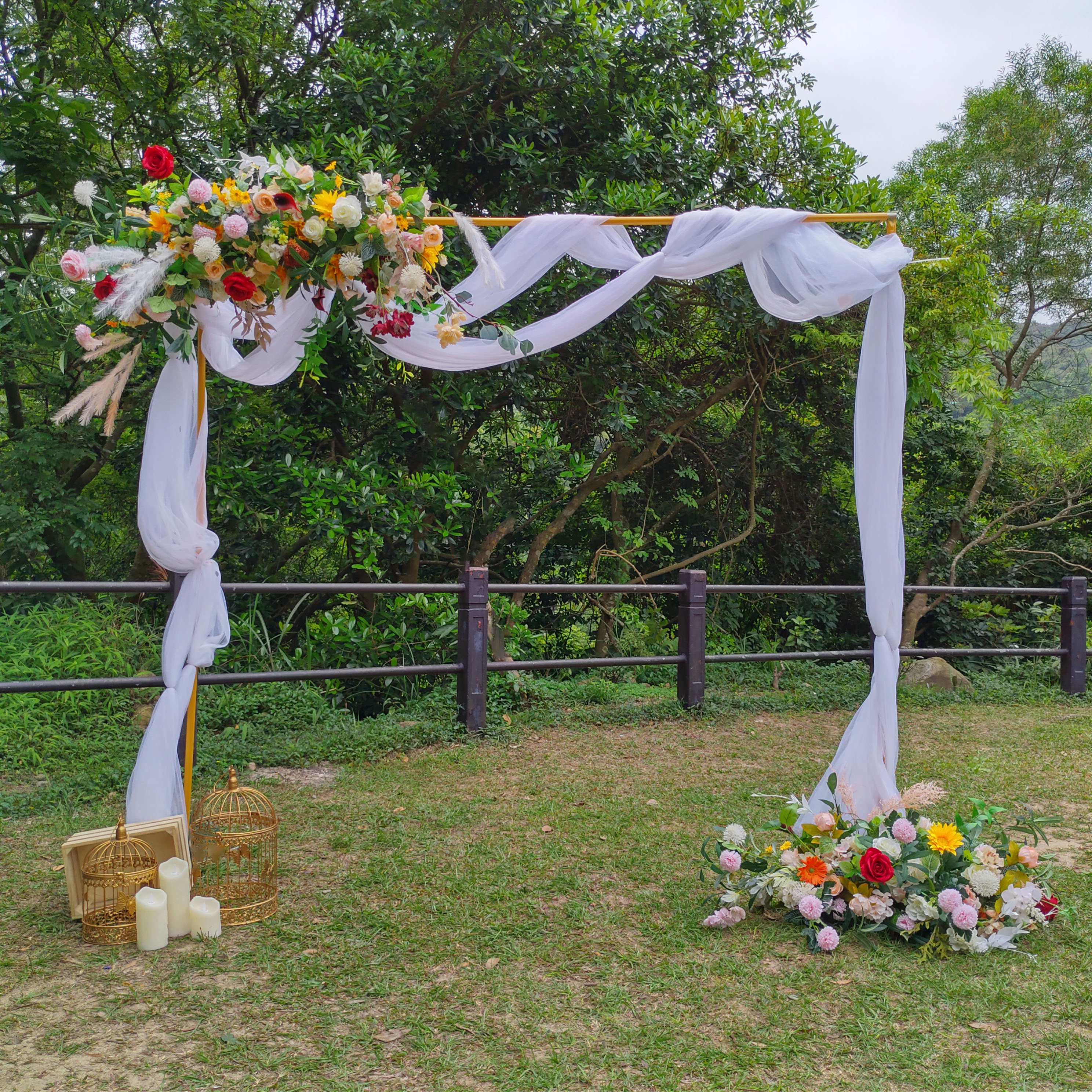 鮮花拱門是婚禮佈置花藝設計最常見，可選花拱門出租更環保