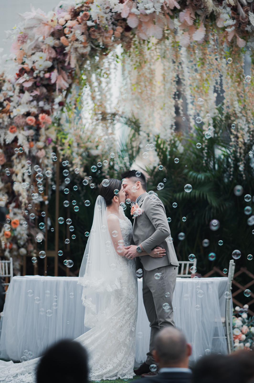 -真實新人分享：「無論售前或售後嘅服務都勁周到，完全可以好放心交曬俾佢哋 handle，成條team都有好豐富嘅經驗去lead住第一次結婚嘅新人。 」