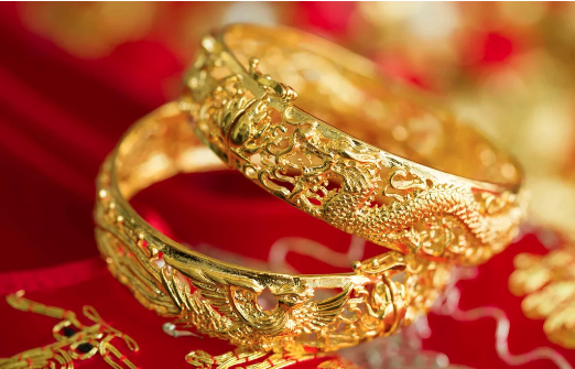 2026 婚嫁金器教你如何入市！金價一度閃崩至 $4,500 低位，精明新人：教你「升跌都買得抵」