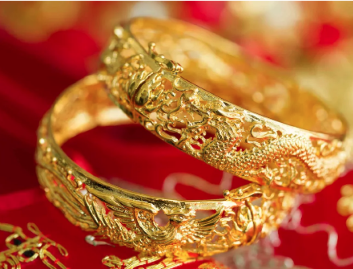 2026 婚嫁金器教你如何入市！金價一度閃崩至 $4,500 低位，精明新人：教你「升跌都買得抵」